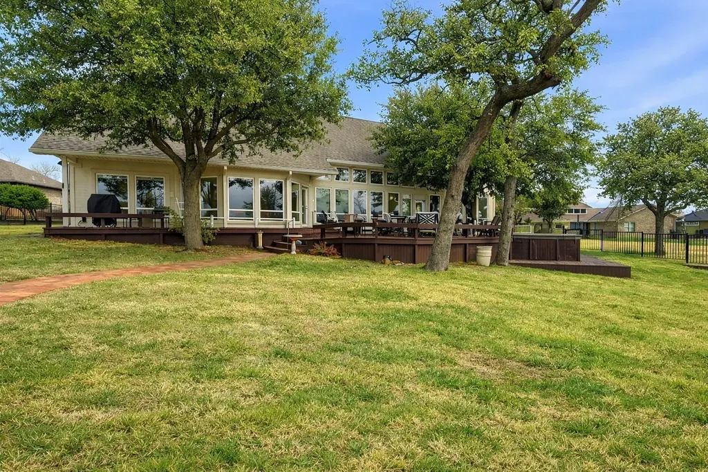 143 Blackfoot Trail Lake Kiowa TX 76240