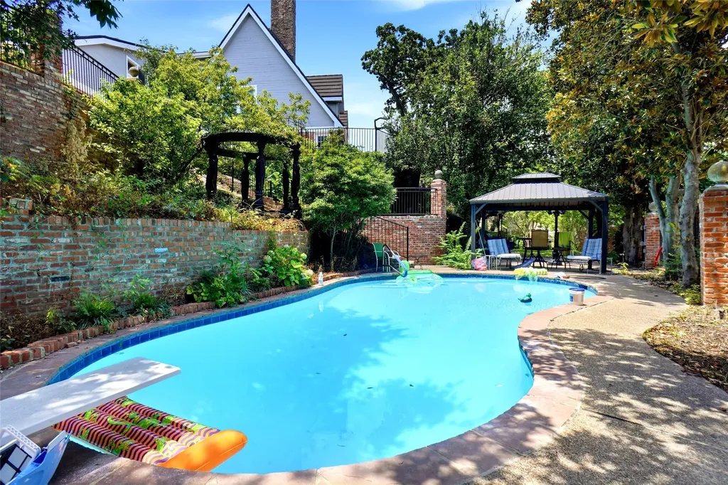 2011 Ridgemont Court Arlington TX 76012