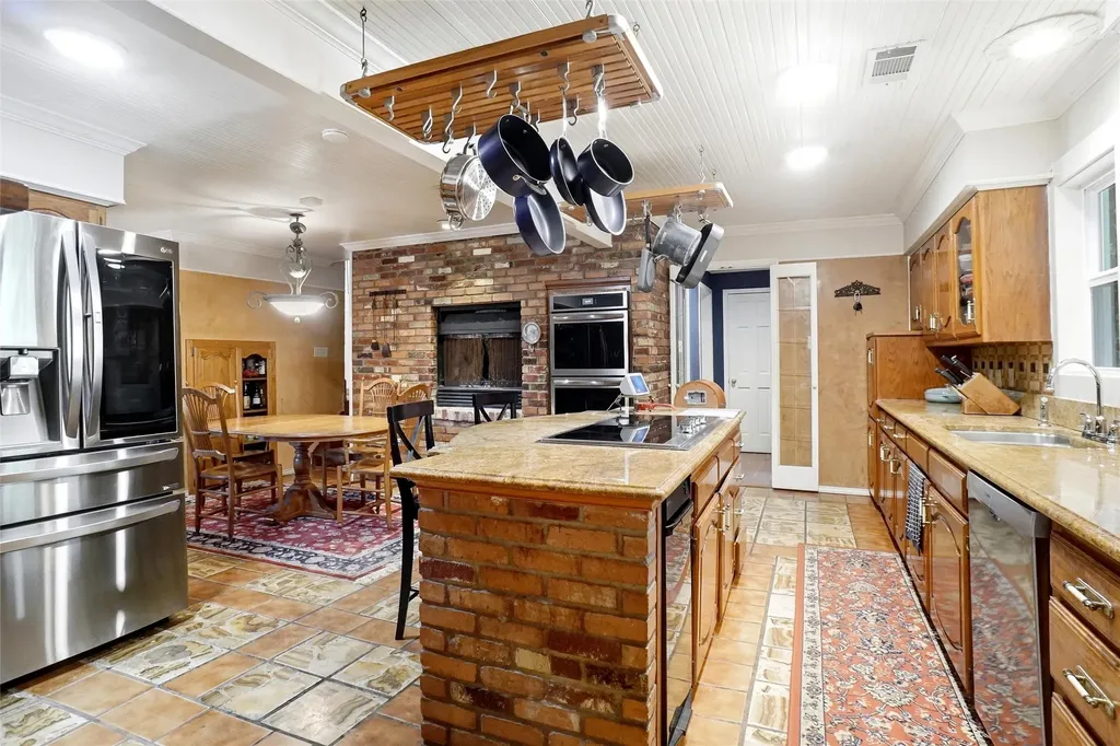 2011 Ridgemont Court Arlington TX 76012