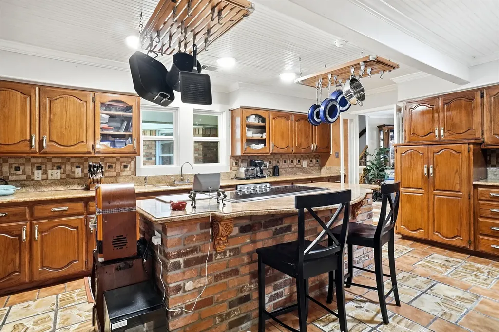 2011 Ridgemont Court Arlington TX 76012