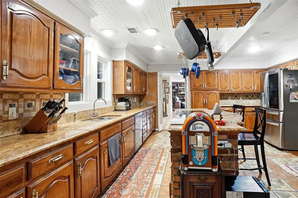 2011 Ridgemont Court Arlington TX 76012