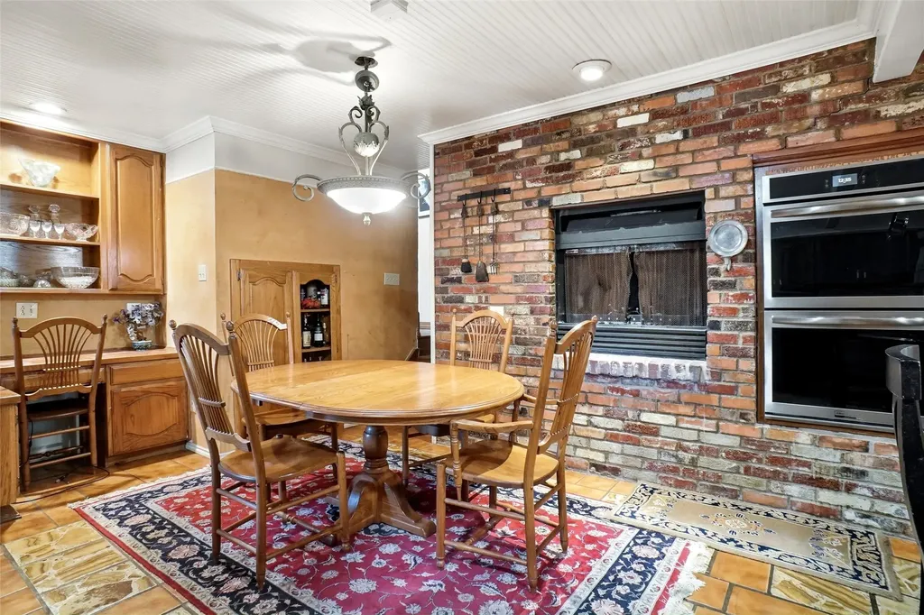 2011 Ridgemont Court Arlington TX 76012