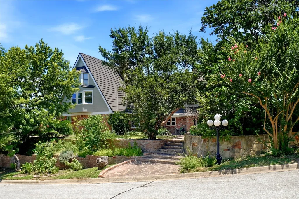 2011 Ridgemont Court Arlington TX 76012