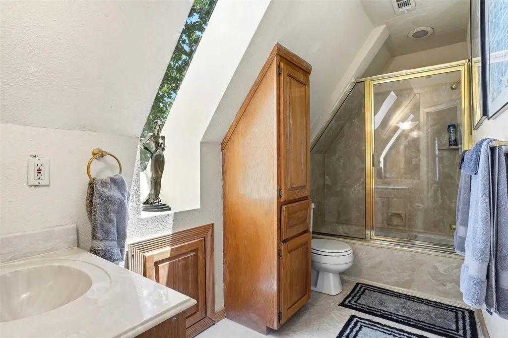 2011 Ridgemont Court Arlington TX 76012