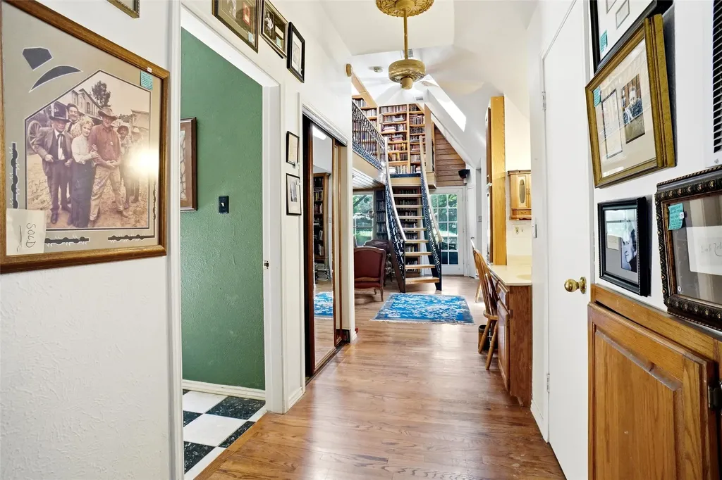 2011 Ridgemont Court Arlington TX 76012