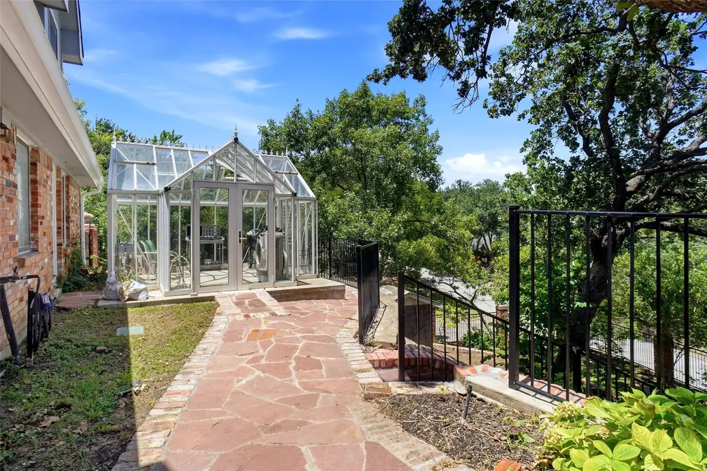 2011 Ridgemont Court Arlington TX 76012