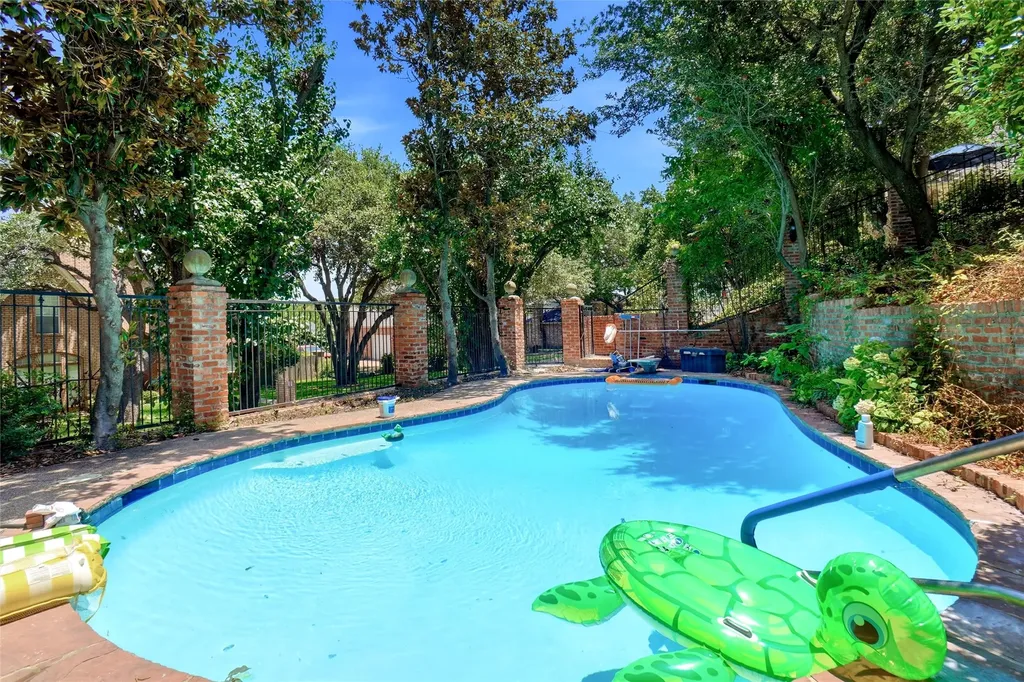 2011 Ridgemont Court Arlington TX 76012