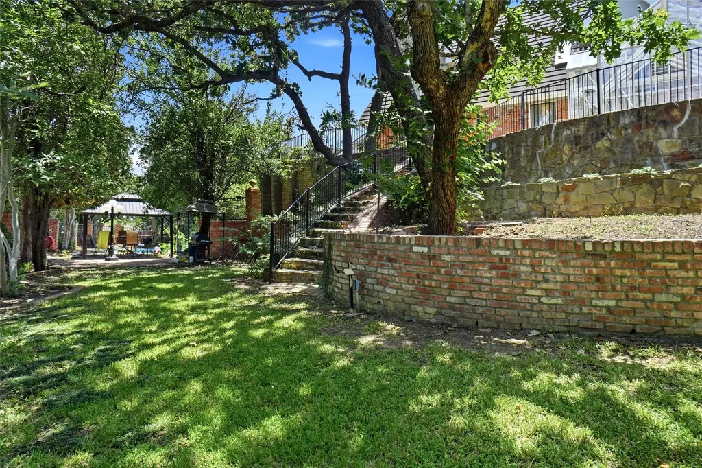 2011 Ridgemont Court Arlington TX 76012