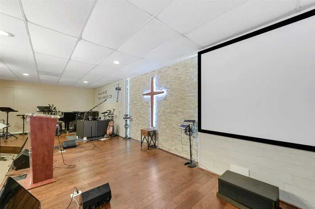 2335 N Josey Carrollton TX 75006