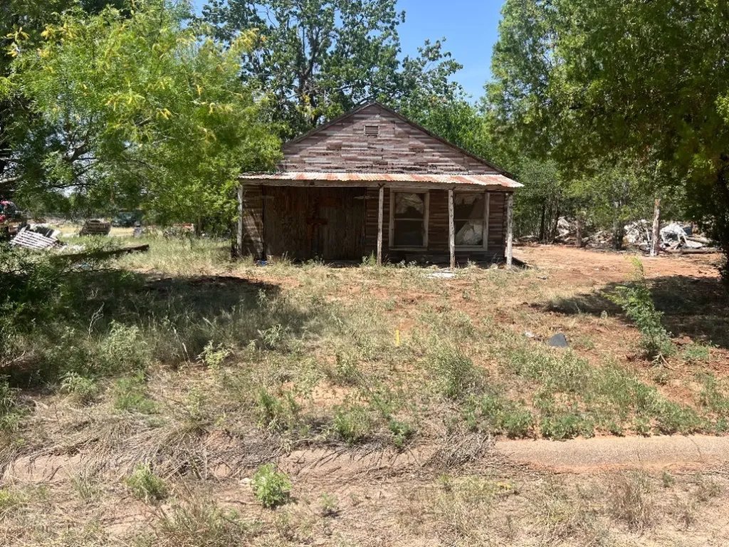 615 Davenport E Stamford TX 79553