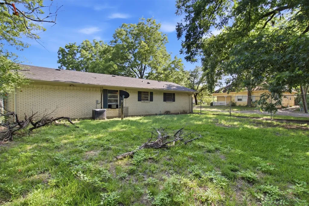912 Sycamore Street Commerce TX 75428