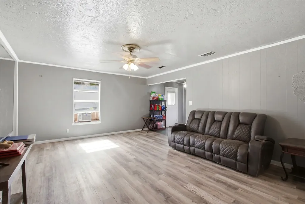 912 Sycamore Street Commerce TX 75428