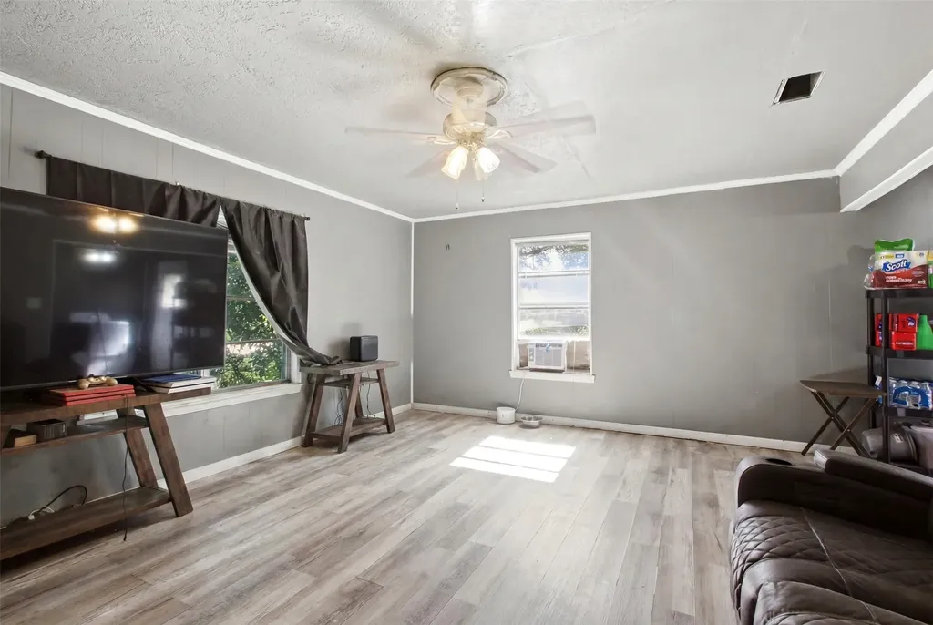 912 Sycamore Street Commerce TX 75428
