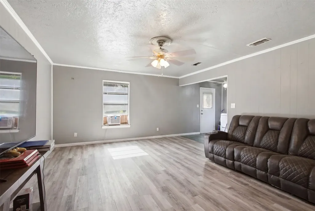 912 Sycamore Street Commerce TX 75428