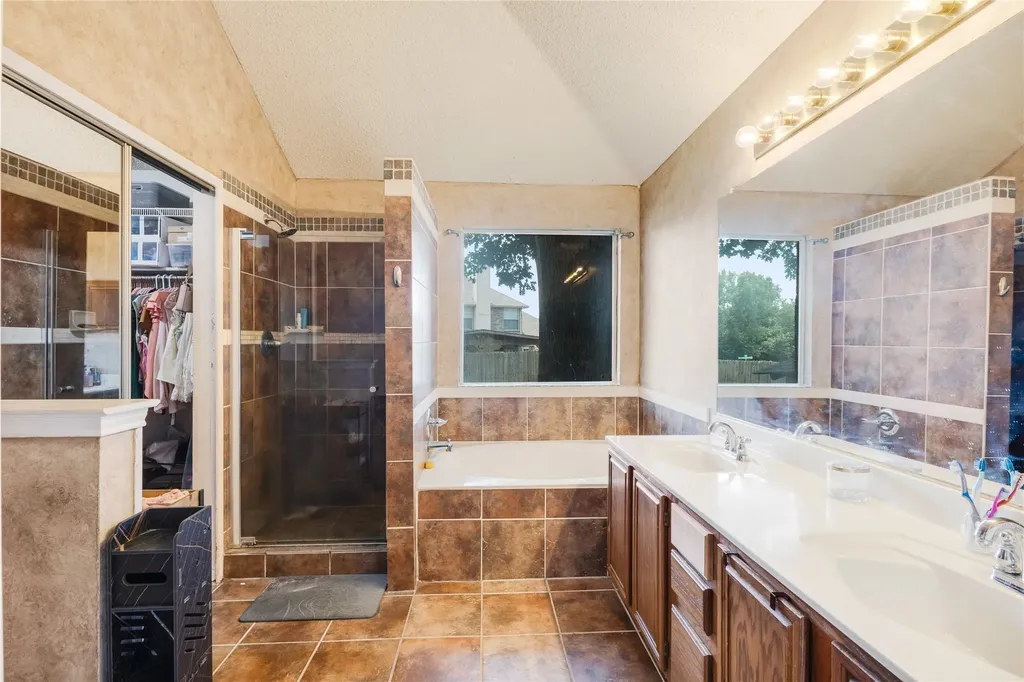 2349 Bentley Court Grand Prairie TX 75052