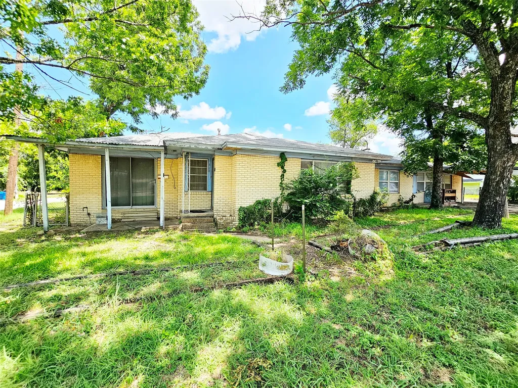 310 W Milam Street Mexia TX 76667