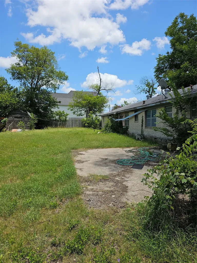 310 W Milam Street Mexia TX 76667