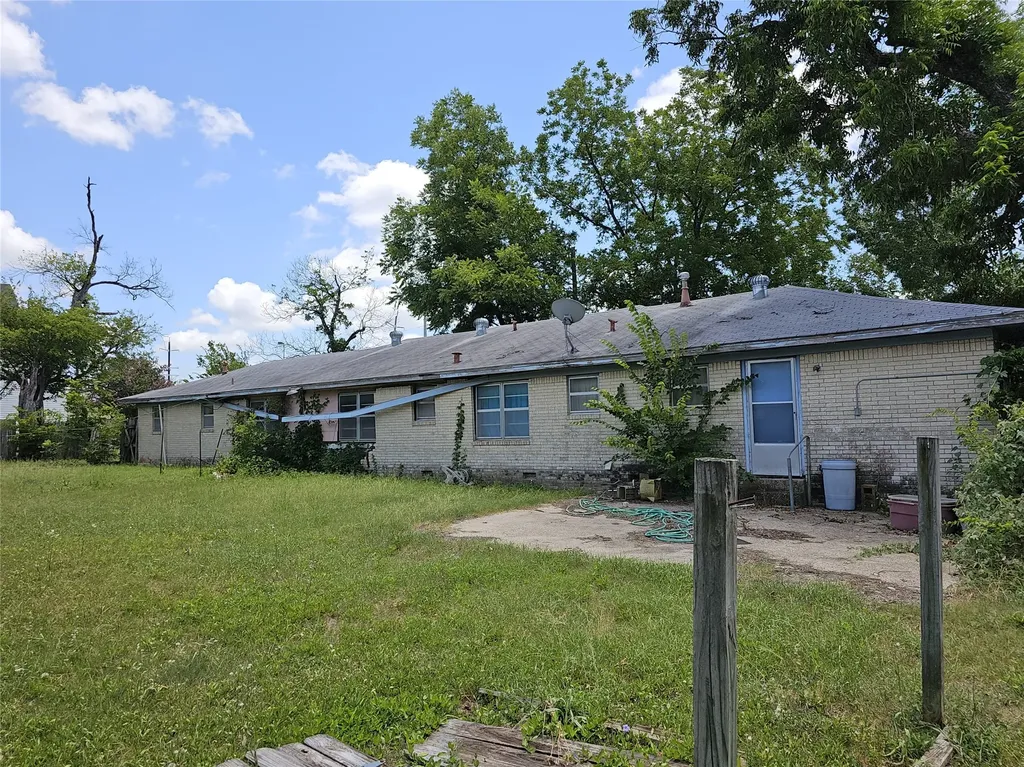 310 W Milam Street Mexia TX 76667