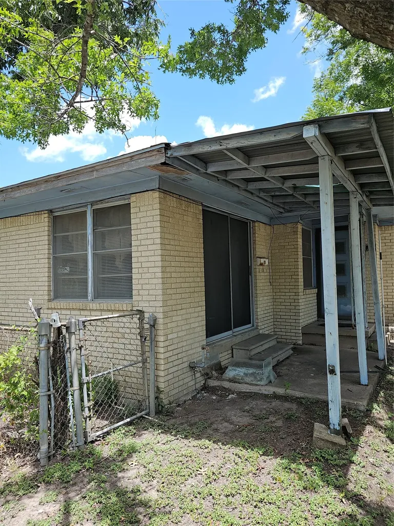310 W Milam Street Mexia TX 76667