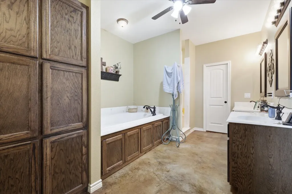 169 Sears Road Bells TX 75414