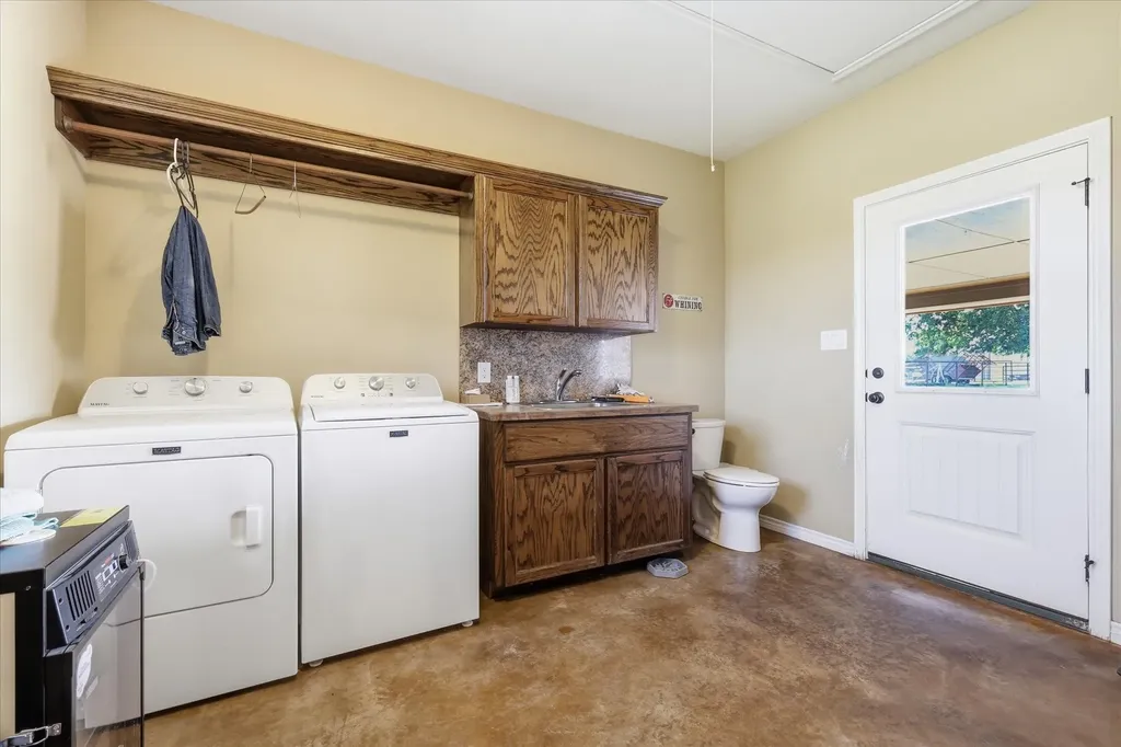 169 Sears Road Bells TX 75414