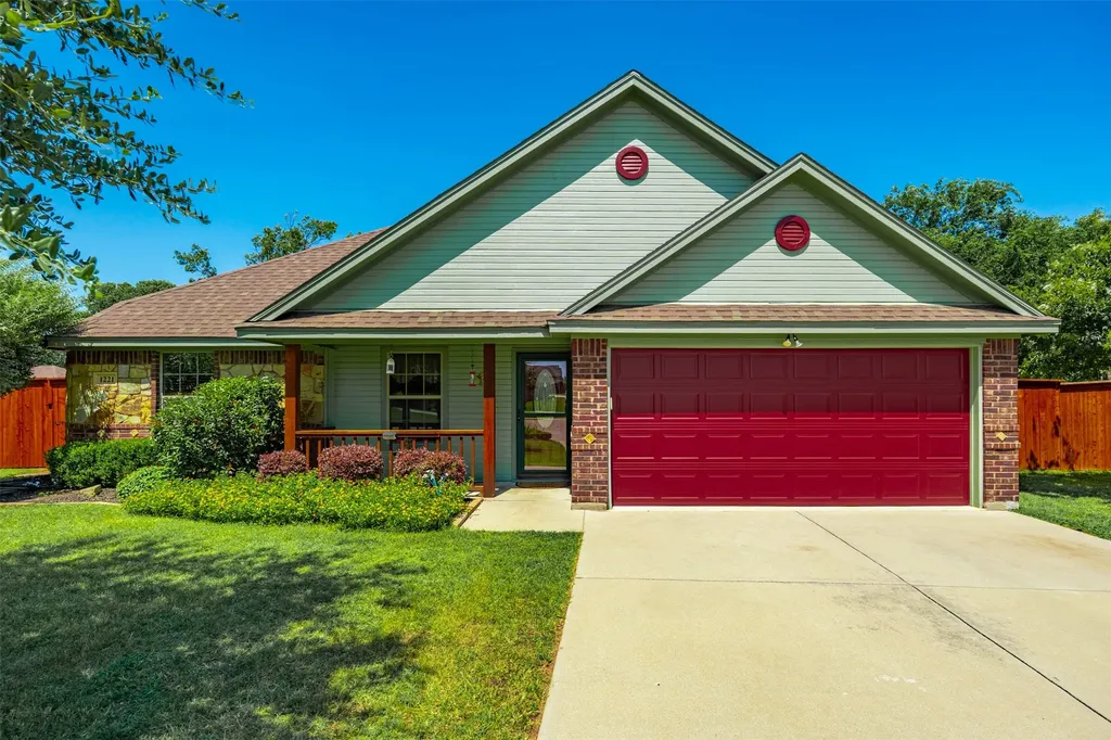 1221 Eagle Lake Drive Azle TX 76020