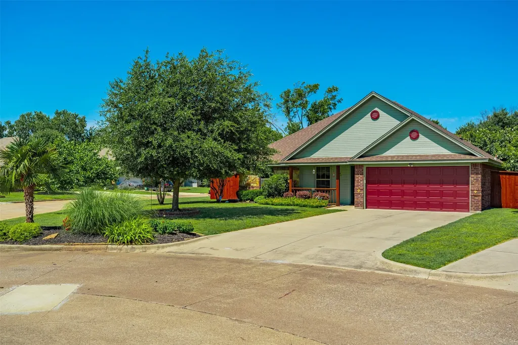 1221 Eagle Lake Drive Azle TX 76020