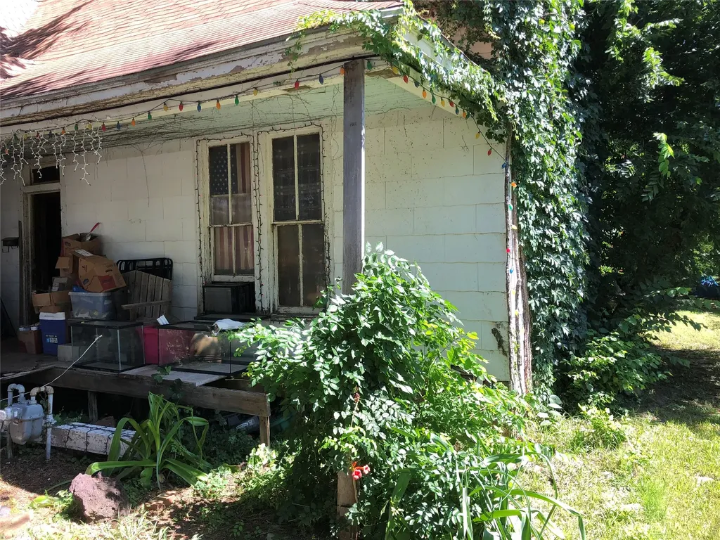 301 Elba Street Bowie TX 76230
