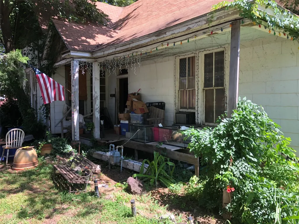 301 Elba Street Bowie TX 76230
