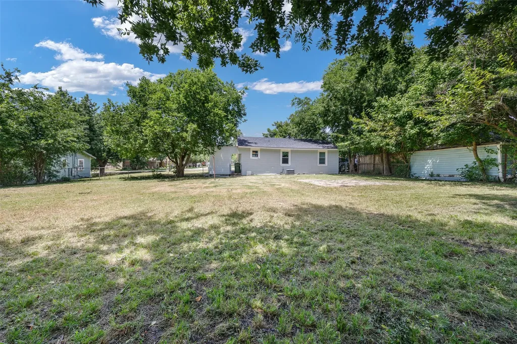 112 W Oconnell Street Howe TX 75459