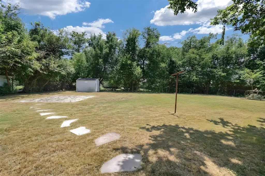 112 W Oconnell Street Howe TX 75459