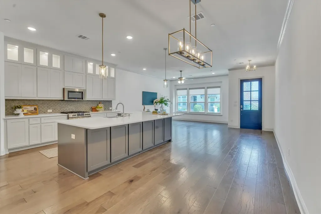 1900 Melinda Lane Farmers Branch TX 75234