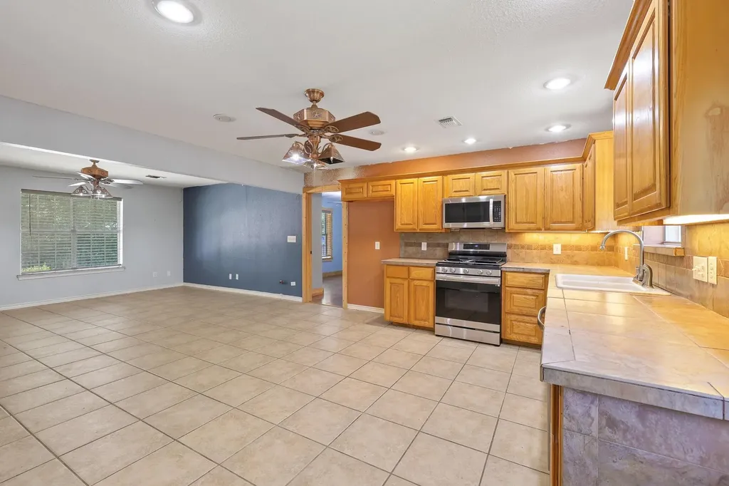 207 W South Street Whitesboro TX 76273