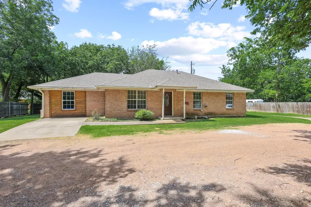 207 W South Street Whitesboro TX 76273