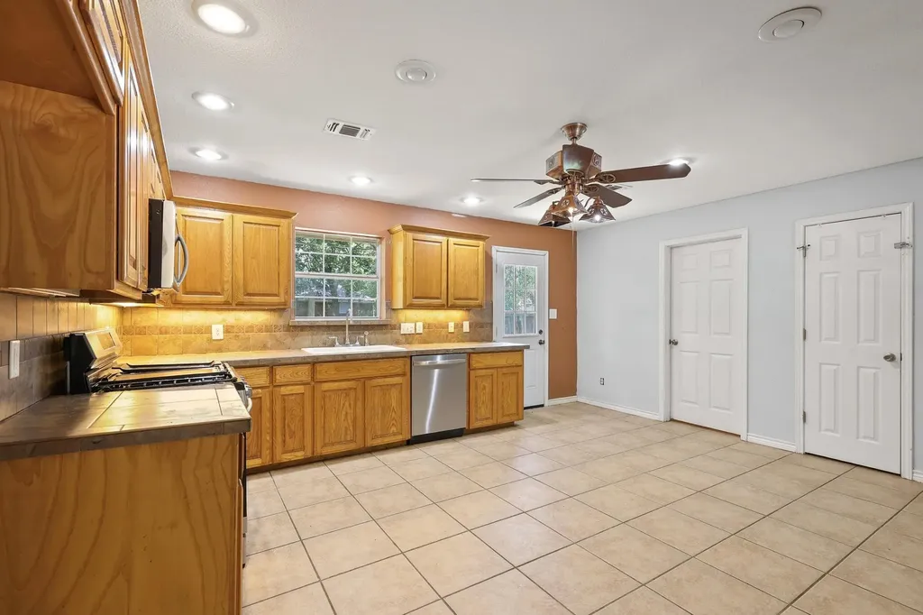 207 W South Street Whitesboro TX 76273