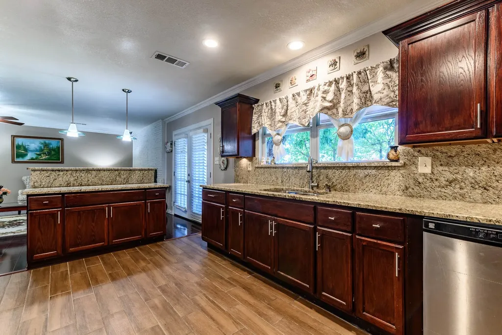 1106 Coronet Street Irving TX 75062