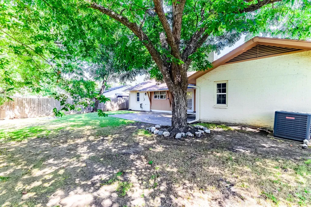 1106 Coronet Street Irving TX 75062