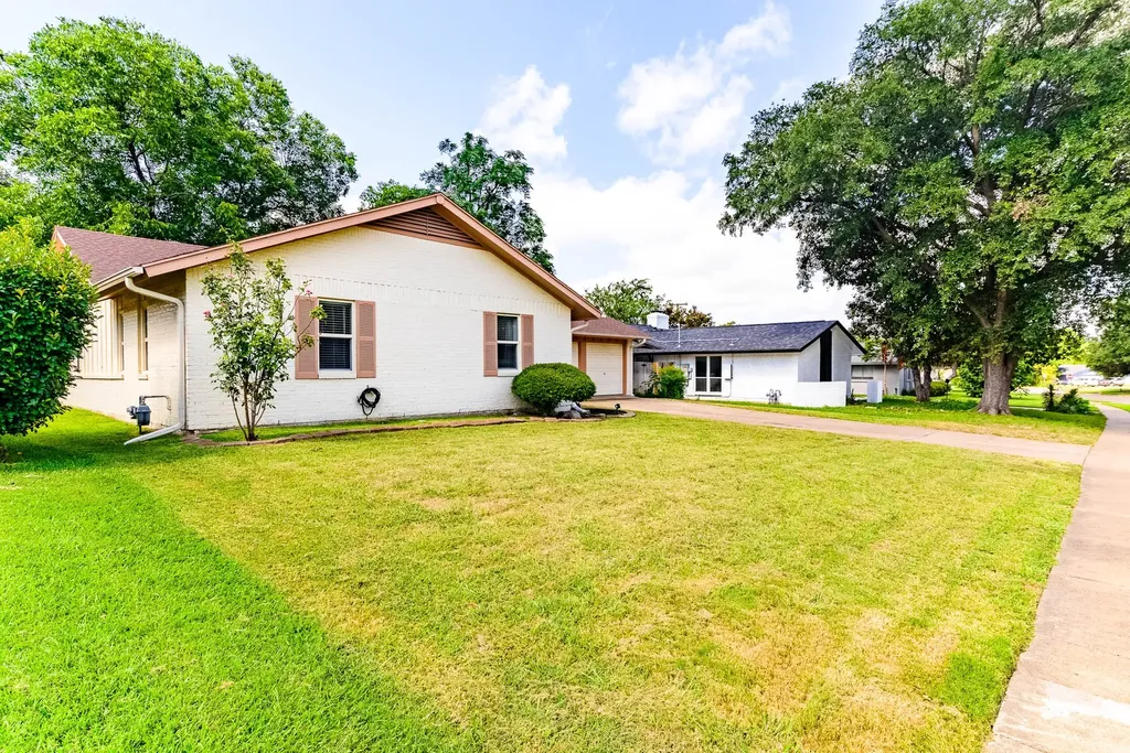 1106 Coronet Street Irving TX 75062