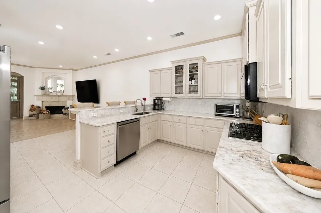 8934 Greenville Avenue Dallas TX 75243