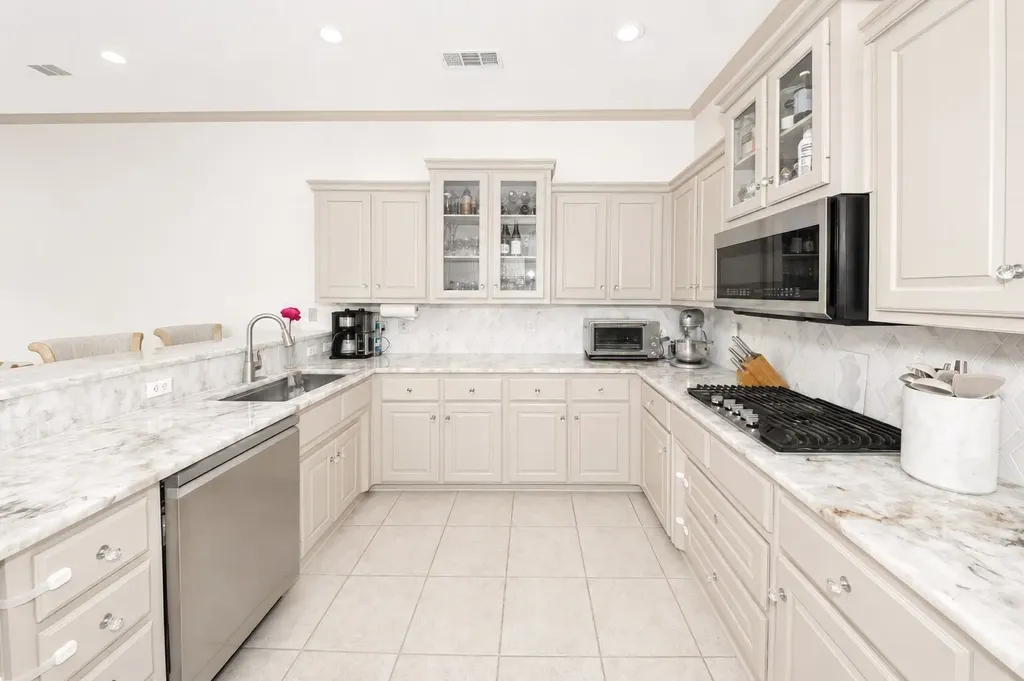 8934 Greenville Avenue Dallas TX 75243