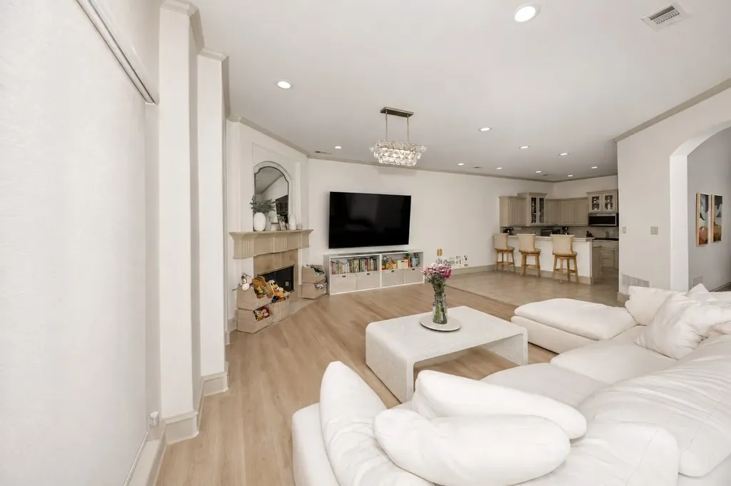 8934 Greenville Avenue Dallas TX 75243