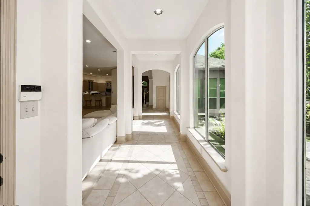 8934 Greenville Avenue Dallas TX 75243
