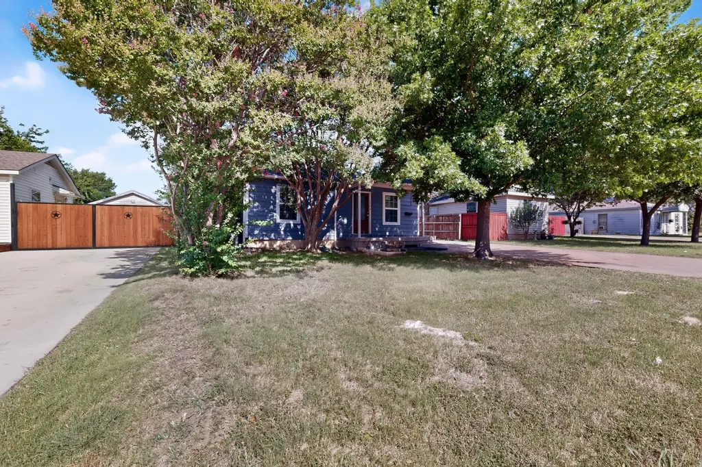 709 SE 2nd Street Grand Prairie TX 75051