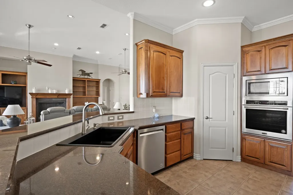 1009 Summerlin Drive Granbury TX 76048