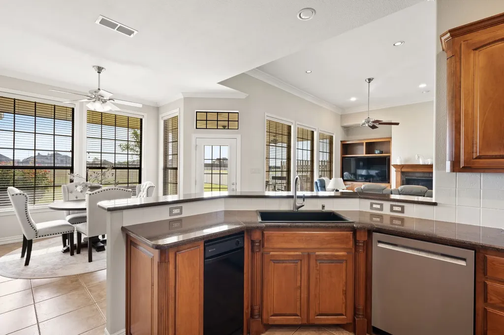 1009 Summerlin Drive Granbury TX 76048