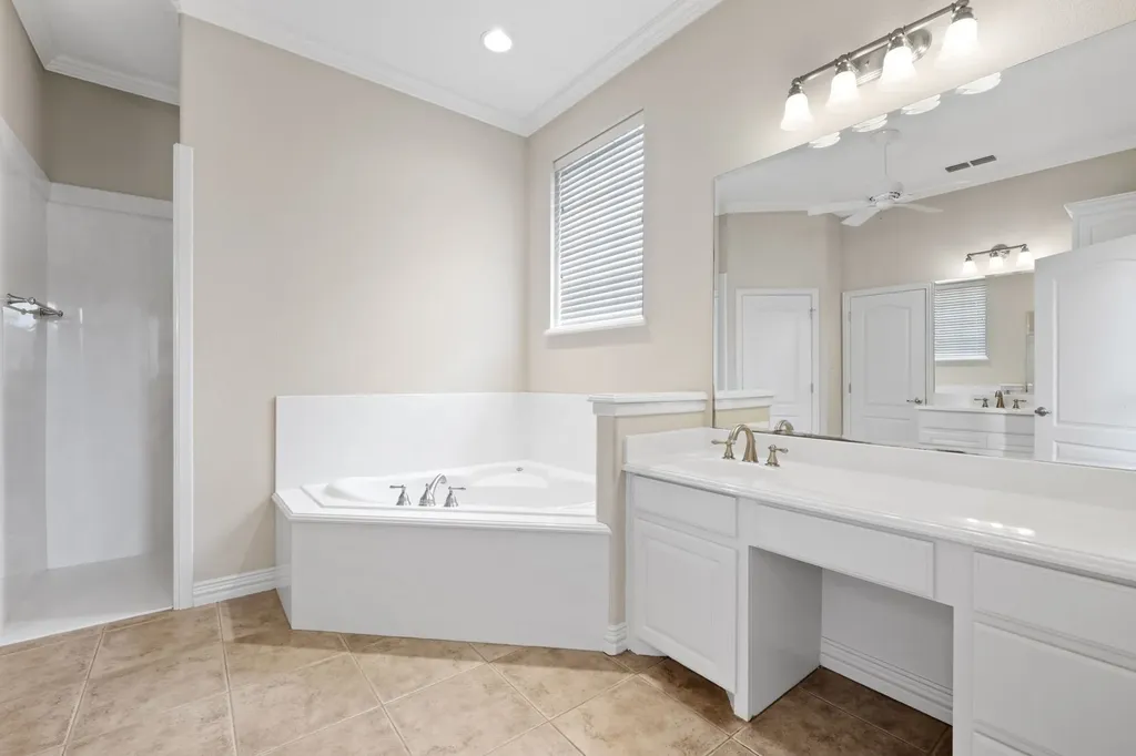1009 Summerlin Drive Granbury TX 76048