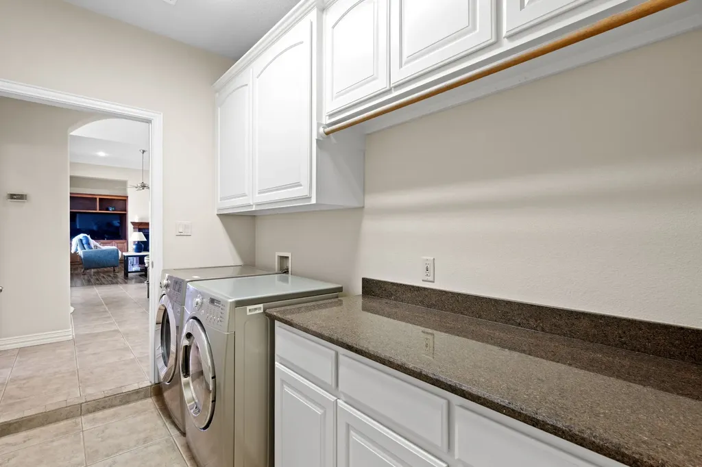 1009 Summerlin Drive Granbury TX 76048