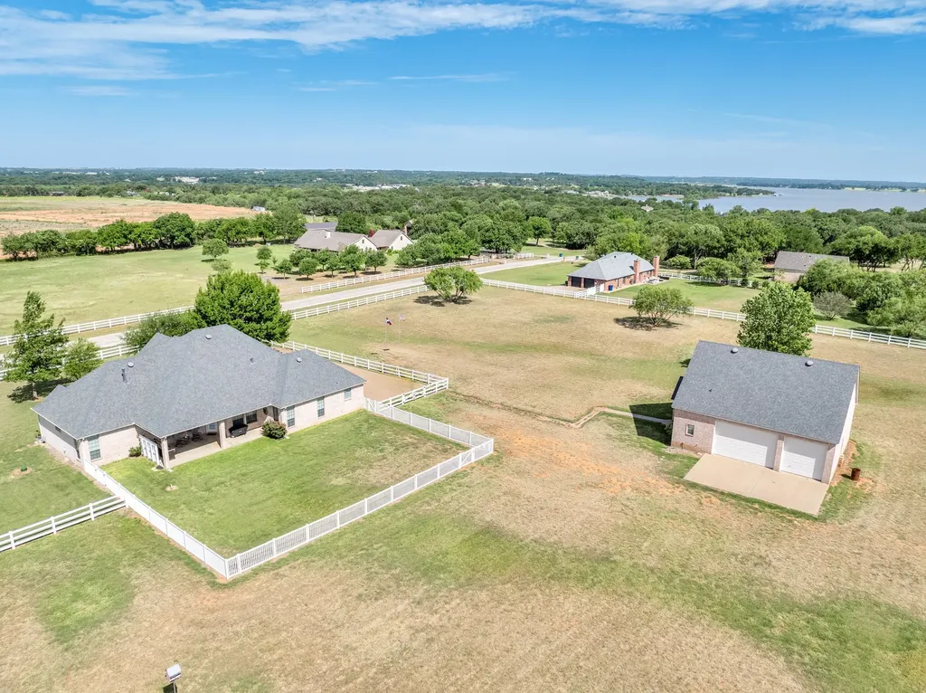 1009 Summerlin Drive Granbury TX 76048