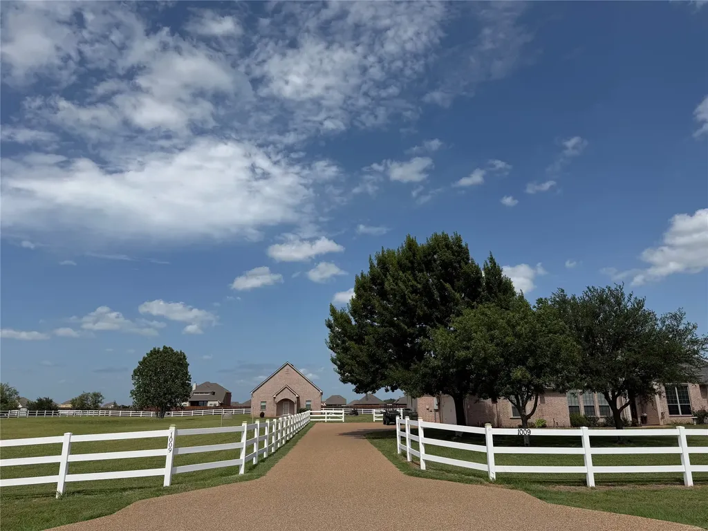 1009 Summerlin Drive Granbury TX 76048