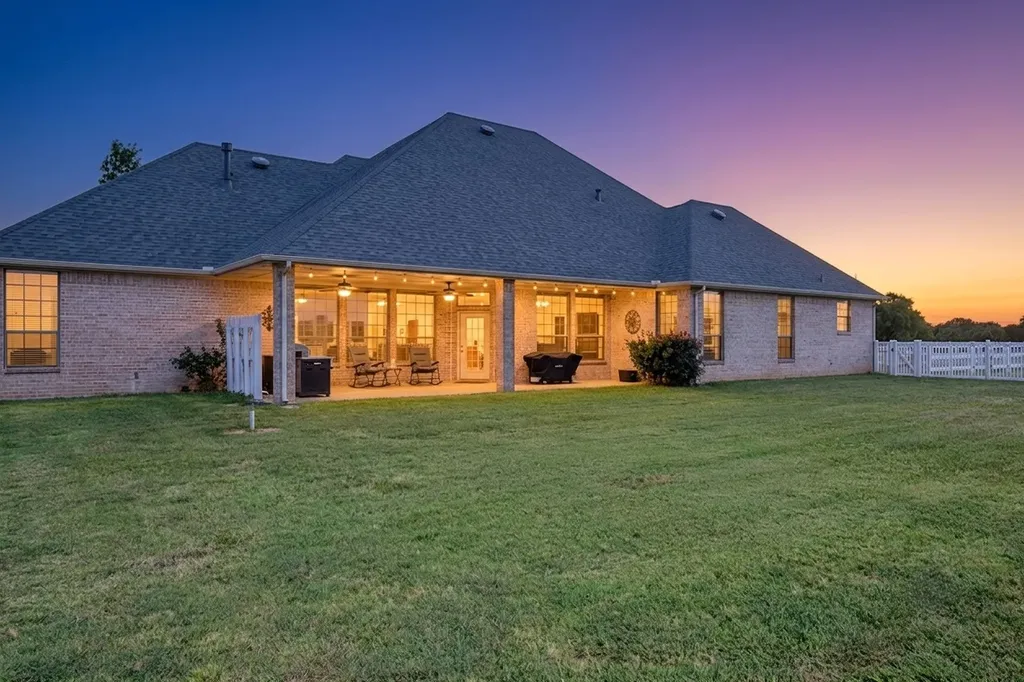 1009 Summerlin Drive Granbury TX 76048